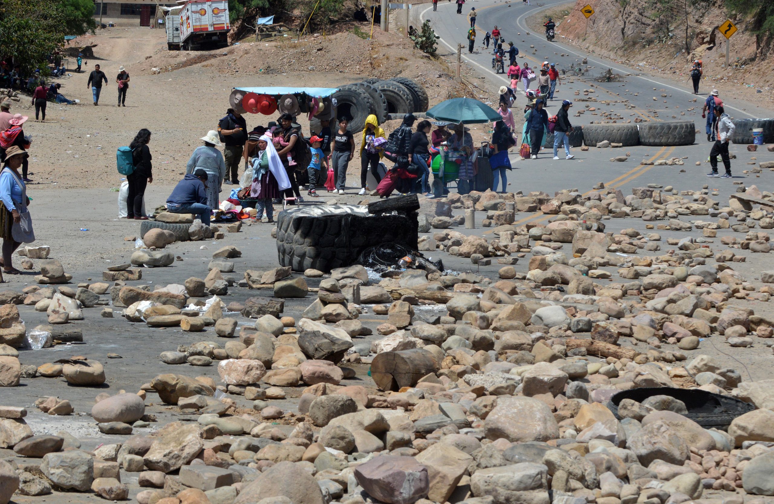 Manifestantes bloquean vías para evitar arresto de Evo Morales