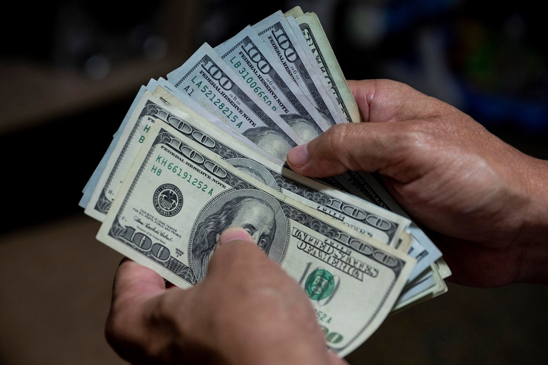 El bolívar pierde la mitad de su valor frente al dólar en lo que va de año